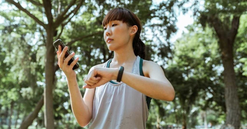 Using a trackable advice allows you to track your steps when walking.