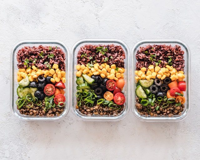 Top Benefits of glass food storage containers. Picture of food inside glass food containers.