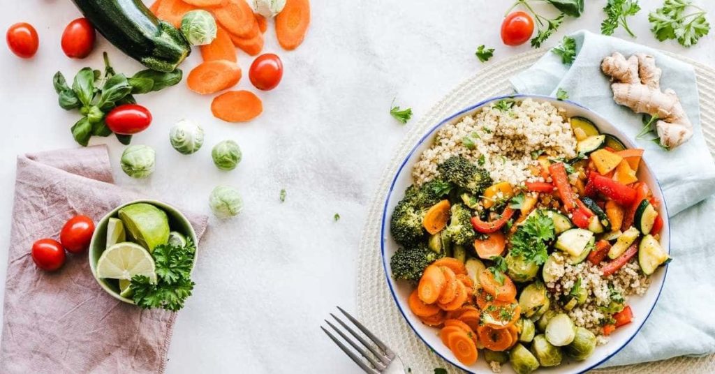 eat vegetables for weight loss. picture of salad.